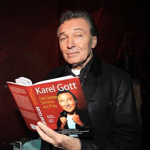 Karel Gott s knihou, kter o nm v Nmecku vyla. Zpvka u naich zpadnch...