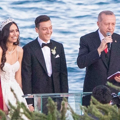 Mesut zil bv za vazby na tureckho prezidenta Erdogana v Nmecku kritizovn.