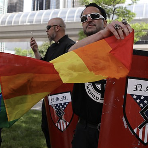 Poklidnou akci LGBT v Detroitu naruili stoupenci extremistickch hnut.