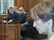 Dara Rolins a vdova Olga Rotreklová u soudu.