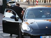 Koptík se vozí v luxusním Porsche a vypadá spokojen.