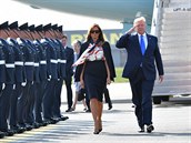 Donald Trump s manelkou Melanií dorazili do Velké Británie.