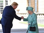 Královna Albta Trumpa pivítala v Buckinghamském paláci.