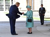 Donald Trumpa se vítá s královnou.
