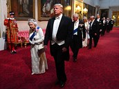 Trump s královnou Albtou bhem slavnostního banketu.
