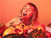 Miley má ovoce ráda.