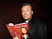 Karel Gott s knihou, která o nm v Nmecku vyla. Zpváka u naich západních...