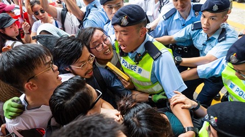V Hongkongu dolo i k mnoha stetm s policií.