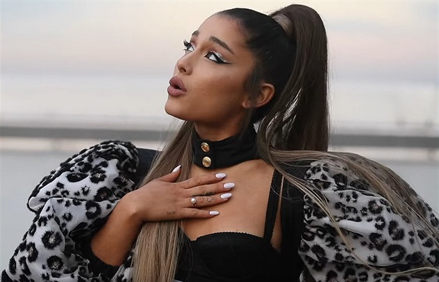 Ariana grande s rozpustenymi vlasmi