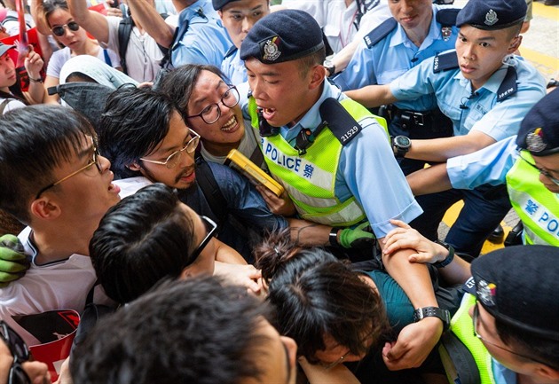 V Hongkongu došlo i k mnoha střetům s policií.