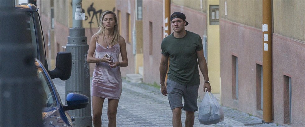 Veronika Kopivová a její nový milenec Miroslav Dubovický vchází do jeho malého praského bytu.