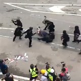 Policie brutálně napadla bezbranného demonstranta