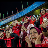 Ženy v  Íránu se snaží ukázat, že i ony jsou velké fanynky. Zatím bezvýsledně.