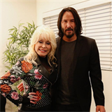 Keanu Reeves objm zpvaku Dolly Parton bez toho, ani by ji osahval.