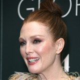 Krsn Julianne Moore je odprkyn plastickch operac.