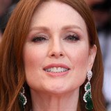 Krsn Julianne Moore pevezme v Karlovch Varech Kilov glbus.