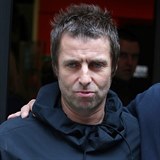 Liam Gallagher je znm boulivk. Kad dt m s jinou enou, polovina je...