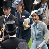 Kate Middleton s princem Williamem na dostizch