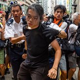 V Hongkongu dolo i na potyky s polici.