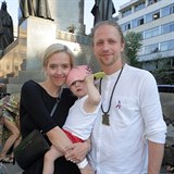 Tomáš Klus s manželkou Tamarou a dcerou na demonstraci Milion chvilek pro...