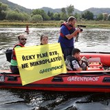 Mikroplasty u lenov Greenpeace hledali tak v Labi.