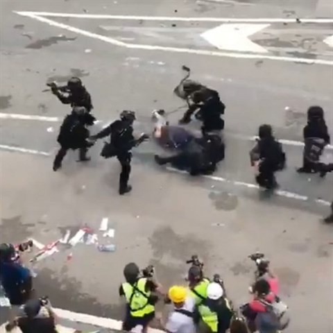 Policie brutln napadla bezbrannho demonstranta