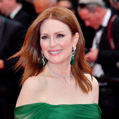 Krsn Julianne Moore pevezme v Karlovch Varech Kilov glbus.