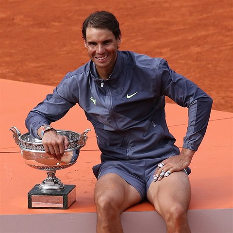 Rafael Nadal s jednou z mnoha vybojovanch trofej.