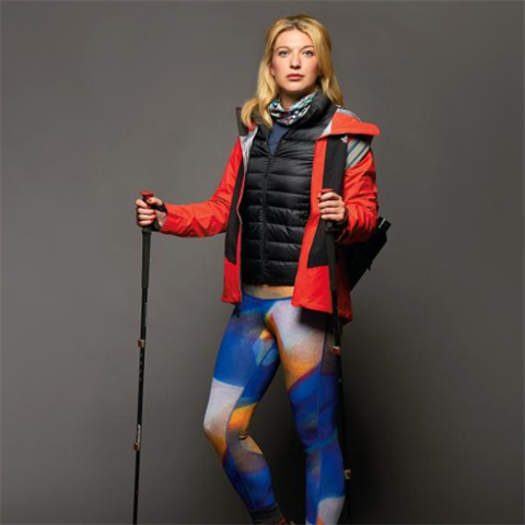Lucy Holden je novinka a horolezkyn.