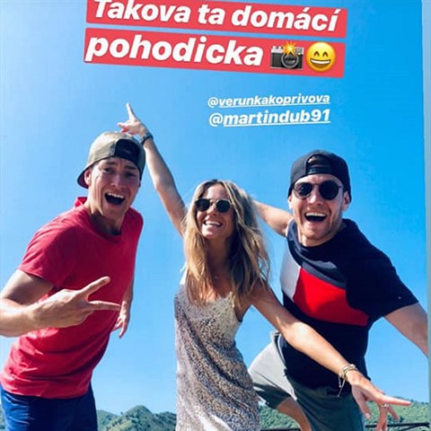 Veronika si uvala dovolenou vedle dvou model.