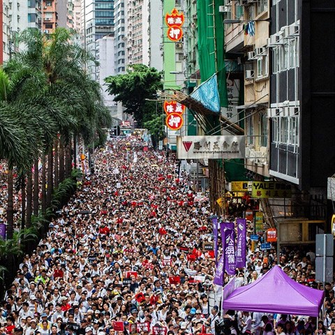 V Hongkongu vyšli lidé do ulic. Nelíbí se jim návrh zákona, který by umožnil...