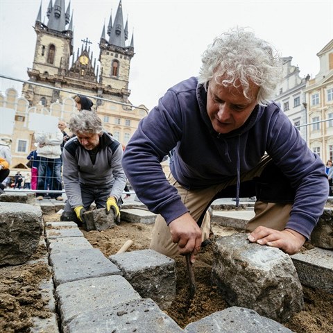 Tm lid kolem Petra Vni odkryl na Staromstskm nmst dlaebn kostky v...