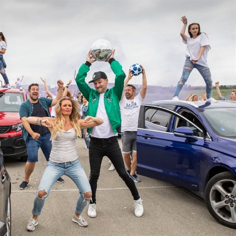 Lucie Borhyov se pi naten klipu pro festival LIFE! zmnila v draici.