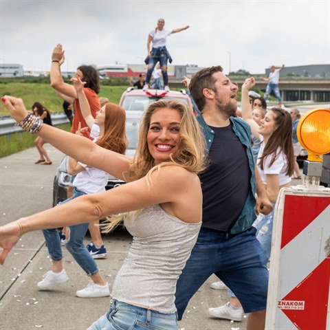 Lucie Borhyov se pi naten klipu pro festival Life! zmnila v draici. Nechybl ani Michal Holn z Policie Modrava.