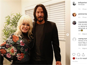 Keanu Reeves objímá zpvaku Dolly Parton bez toho, ani by ji osahával.