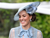 Kate Middleton na dostizích dostala záchvat smíchu.