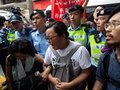 V Hongkongu dolo i na potyky s policií.