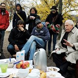 Mike Gravel se zabv hlavn tmaty, kter zajmaj mlad lidi.