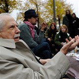 Mike Gravel debatuje s levicovou mlde, fotografie pochz z roku 2011.