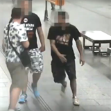 Dva cizinci napadli mue v metru, nkte mluv o migrantech. Jeden z mu ml...