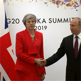 Vytočená Theresa Mayová se stala hlavní „hvězdou“ summitu G20. Jinak ale řádil...