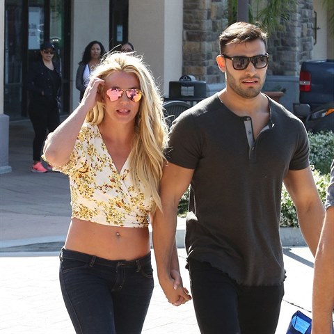 Britney je zpt v pln sle! Dovd v plavkch se svm svalovcem a chyst...