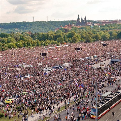 Demonstrace na praskou Letnou pilkala vce ne 200 tisc lid.