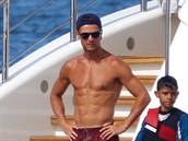 Cristiano Ronaldo opt tasil své svaly.