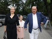 Producent Karel Janeek se svou partnerkou Terezou a jejich dcerkou.