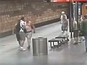 Dva cizinci napadli mue v metru, nkteí mluví o migrantech. Jeden z mu ml...