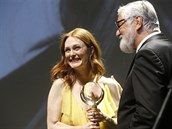 Julianne Moore pijala cenu od editele festivalu Jiího Bartoky.