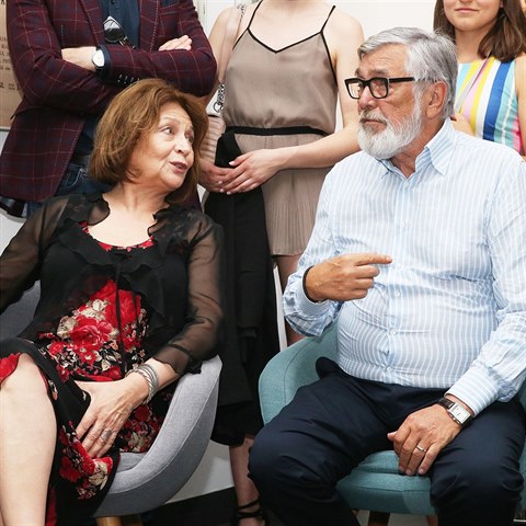 Em�lia V��ryov� se ve Varech potkala i s Ji��m Barto�kou, se kter�m hraje v nov� komedii ��astn� nov� rok.