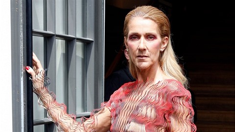 Céline Dion v atech od návrháky Iris van Herpen