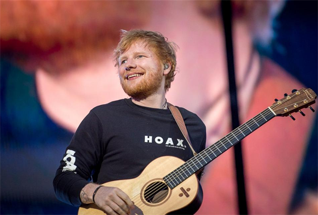 Ed Sheeran měl problémy kvůli koncertu na ulici. Indický strážník mu odpojil techniku od elektřiny